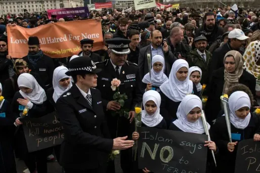 Des centaines de personnes, dont des policiers et des musulmans, ont rendu hommage aux victimes de l'attentat de Londres.