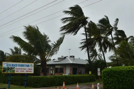 Le cyclone Debbie a commencé à balayer le nord-est de l'Australie.