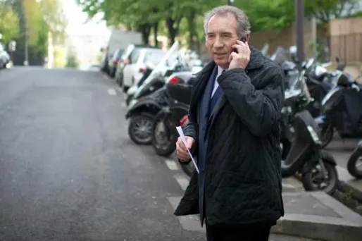 Fillon s'enferme dans "la théorie du complot", tacle Bayrou