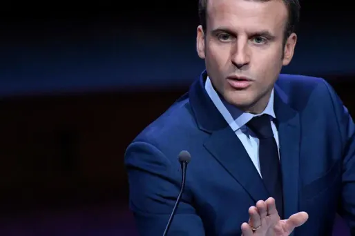 Emmanuel Macron raille "une classe politique trop largement composée d'hommes de plus de 50 ans dont trop peu ont connu le monde du travail".