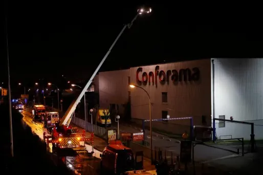 L'incendie, qui a nécessité l'envoi d'importants moyens, s'est déclaré dans le stock de palettes d'un magasin d'ameublement de Bondy.