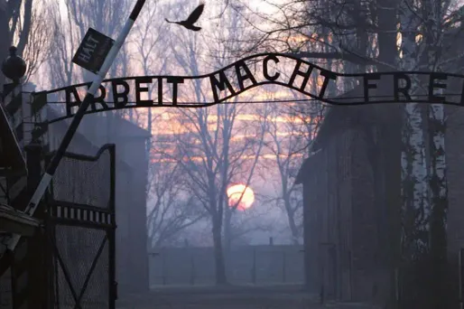 Quatorze personnes se sont dénudées et enchaînées entre elles vendredi à Auschwitz devant le portail "Arbeit macht frei" ("Le travail rend libre").