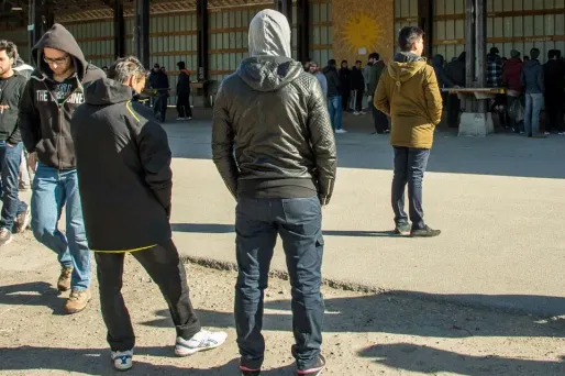 Des migrants, près du camp de Grande-Synthe, à Calais, le 21 mars.