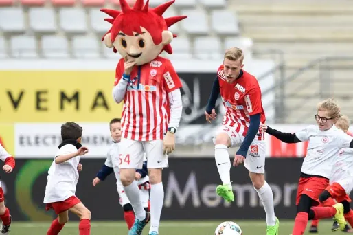 Les célébrations ont débuté par une opposition entre des enfants et certains pros de l'ASNL, ici Alexis Busin.