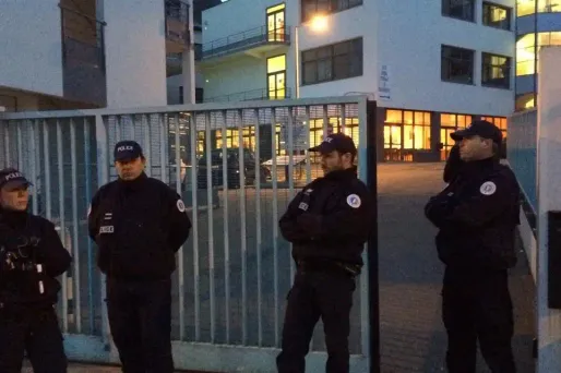 Le lycée est ouvert pour les élèves souhaitant s'y rendre mais les cours reprendront vraiment lundi.