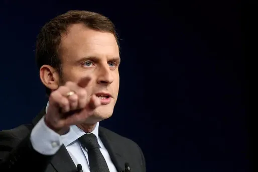 "Les invectives ou la diffamation ne permettent pas de régler les cas concrets quand on est soumis à la justice", a attaqué Emmanuel Macron.