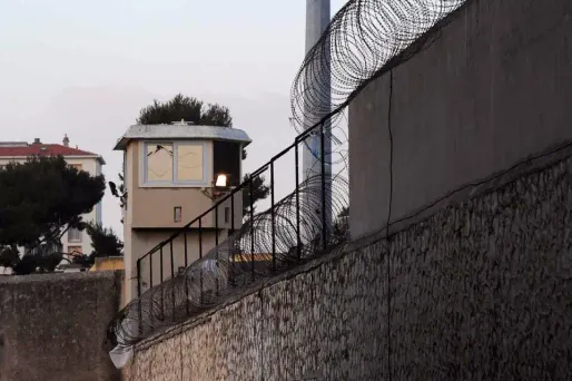 Le détenu aurait été étranglé par un autre prisonnier.