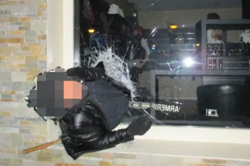 "#Fallait se tenir à carreau", "#ThugLife" ("vie dure", "vie de bandits", ndlr), ont notamment tweeté les gendarmes qui ont immortalisé la scène avant de la partager sur les réseaux sociaux.