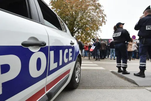 Six personnes ont été interpellées après des échauffourées devant un lycée du Kremlin-Bicêtre, mardi. JEAN-SEBASTIEN EVRARD / AFP