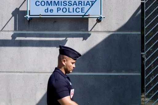 Son épouse, âgée de 57 ans, a été mise en examen pour non-dénonciation de crime et laissée libre sous contrôle judiciaire.