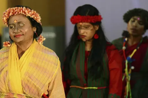 Au Bangladesh, des femmes attaquées à l'acide défilent fièrement