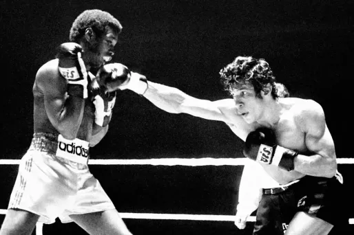 Rodrigo Valdes (à gauche), en 1974 à Paris, contre le Français Gratien Tonna, en Championnat du monde des Poids moyens.