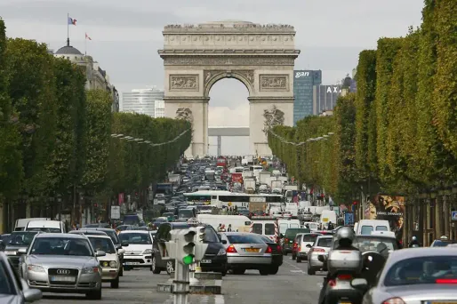Champs-Elysées, voitures, circulation, pollution crédit : FRED DUFOUR / AFP - 1280