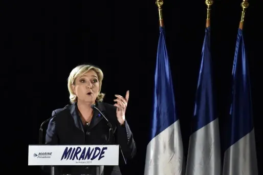 Avant son discours, à Mirande, dans le Gers, Marine Le Pen a bruyamment été accueillie, jeudi après-midi.