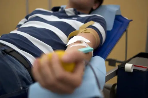 Le don de moelle osseuse se fait souvent par prélèvement sanguin.