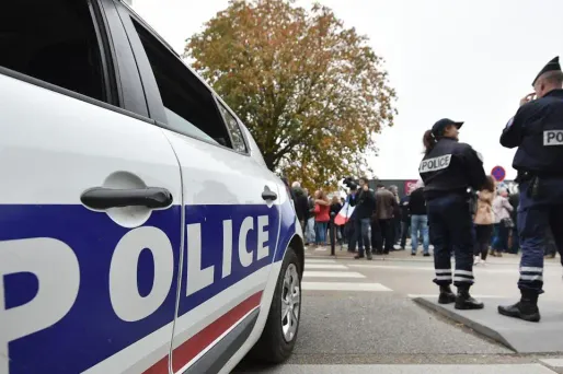 Une adolescente s'est suicidée à Pontarlier, dans le Doubs, après avoir été placée en garde à vue pour l'agression d'une autre jeune fille dans son lycée, sur fond de rivalité amoureuse.