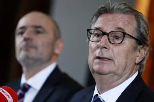 Jacky Lorenzetti (droite), et son homologue du Stade Français, Thomas Savare (gauche), ont annoncé lundi à la stupeur générale vouloir fusionner leurs structures professionnelles dès la saison prochaine.