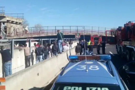 Les blessés sont des ouvriers qui travaillaient sur ce pont, fermé à la circulation justement en raison des travaux.