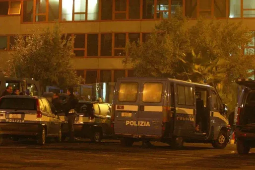 À Palerme, un homme a brûlé vif un sans abri parce qu'il le soupçonnait d'avoir des vues sur sa femme.