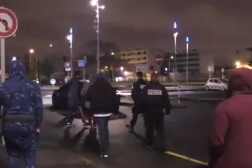 Les joueurs du PSG chahutés au Bourget, Motta percute un supporter