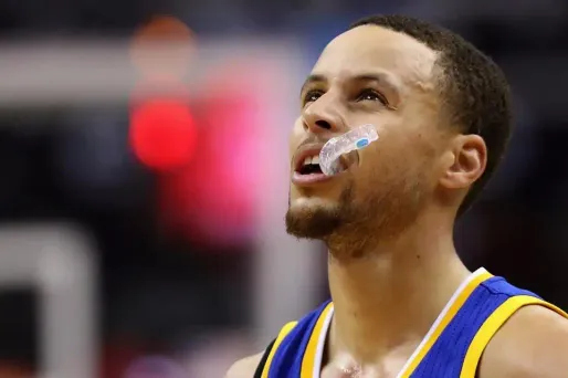 Le meneur de jeu des Warriors Steph Curry a raté l'occasion de faire basculer le match dans les derniers instants.