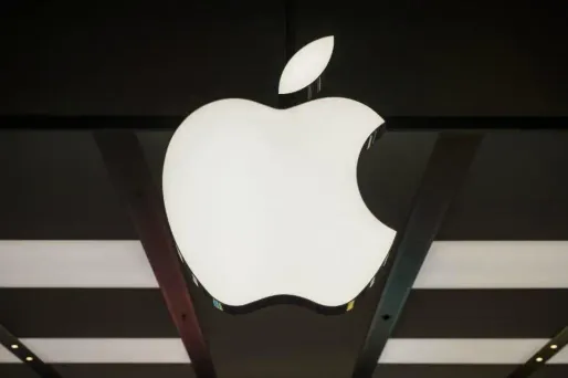 Une boutique Apple a été repeinte en blanc à Paris par des militants d'Attac dénonçant l'évasion fiscale.