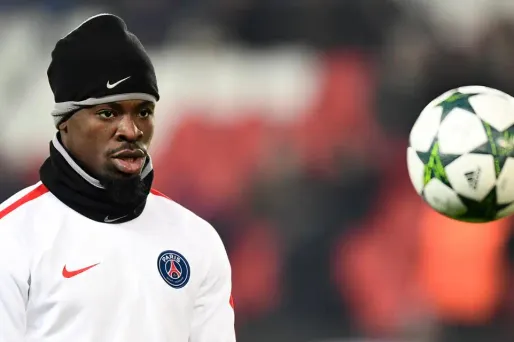 Face à Lorient dimanche soir, Serge Aurier a mis huit minutes avant d'être prêt à entrer en jeu.