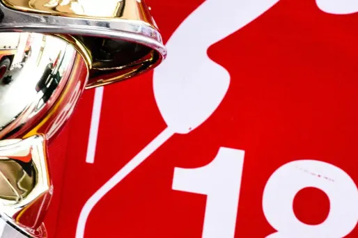 Une fois le feu éteint, les pompiers ont découvert un corps calciné à l'avant d'une voiture