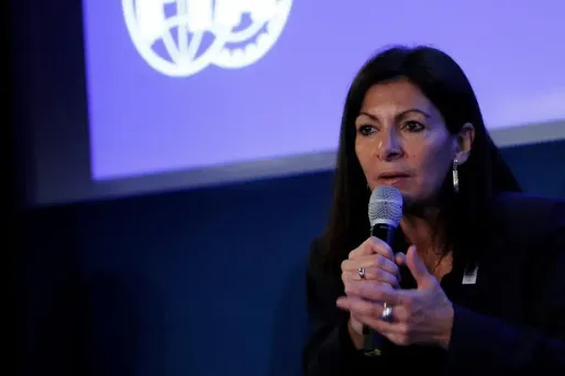 Anne Hidalgo, qui dit avoir appris le projet "quelques minutes avant la presse", "déplore le fait que les collectivités, les partenaires et les joueurs n'aient pas été associés à cette réflexion".