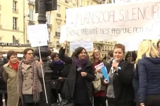 La centaine de manifestants entendait aussi dénoncer mardi le "plan social silencieux" qui les frappera à l'occasion des élections législatives de juin et sénatoriales de septembre.