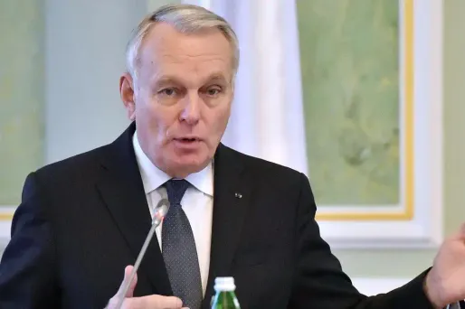 Pour le ministre des Affaires étrangères, la candidature de Fillon "fait tort à la démocratie".