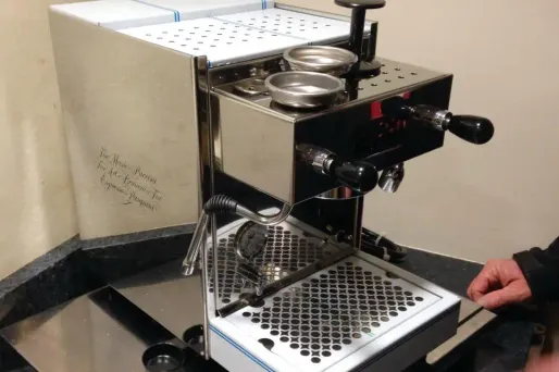 Tom Hanks offre pour la troisième fois une cafetière aux journalistes qui couvrent la Maison-Blanche.