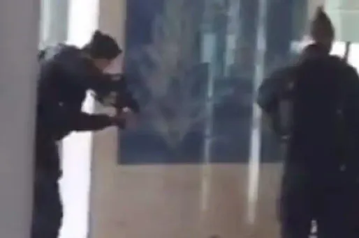 Suite au mouvement de panique, plusieurs voyageurs ont abandonné leurs bagages en pleine gare du Nord, samedi.