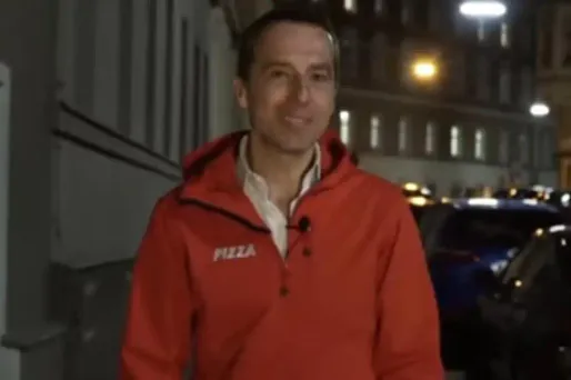 Christian Kern, qui s'est distingué depuis son arrivée au pouvoir par une communication très active, a endossé le rôle d'un livreur de pizzas pour aller à la rencontre des citoyens.