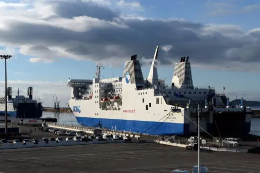Le ferry a répandu son fioul après avoir heurté la jetée (illustration).
