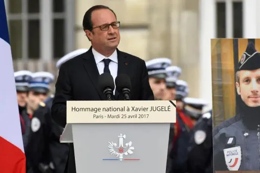 A ceux "qui auront à décider pour demain, je leur demande d'accorder les ressources budgétaires nécessaires pour recruter les personnels indispensables à la protection de nos concitoyens", a déclaré le chef de l'Etat.