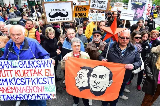 Brandissant des affiches humoristiques, les manifestants ont scandé "Encore plus de démagogie! À bas la presse! À bas l'éducation", samedi à Budapest.