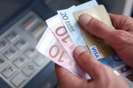 L'homme a "profité" du compte bancaire d'un ami et de son patron pour mener la belle vie.