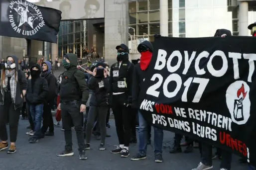 Quelque 300 personnes occupent la place de la Bastille dimanche soir pour une "nuit des barricades".