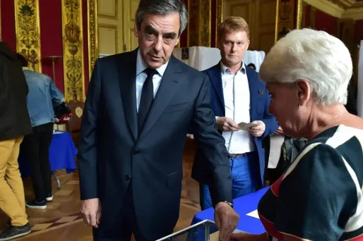 Le prétendant LR à l'Elysée et député de la capitale a glissé un bulletin dans l'urne à la mairie du VIIe arrondissement.