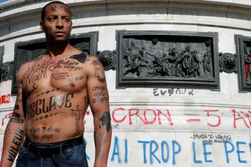 Le mannequin entend, avec ses tatouages éphémères, dénoncer la "lepénisation des esprits".