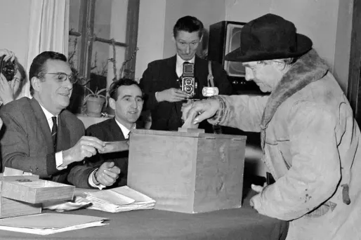 Un cultivateur dépose son bulletin dans l'urne lors du premier tour de l'élection présidentielle, le 5 décembre 1965, à Paris.