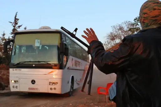 Les Syriens évacués des localités assiégées ont repris leur route vendredi vers leur destination finale.