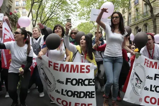 Environ 200 épouses de membres des forces de l'ordre ont manifesté samedi au Champ-de-Mars, deux jours après l'attentat qui a coûté la vie à un policier sur les Champs-Élysées.