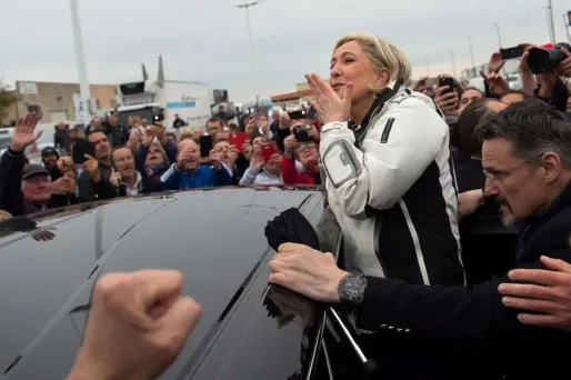 VIDEO - Le coup de com' réussi de Le Pen chez Whirlpool