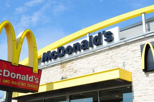 Les employés du McDonald's ont cru à une blague lorsque l'équipée sauvage s'est tranquillement présentée au "drive".