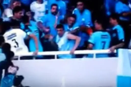 Le supporter, ici au centre, a essayé d'échapper à ses assaillants avant de faire une chute mortelle.