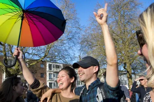 2.500 personnes ont manifesté à Arnhem pour réaffirmer leur attachement aux droits des homosexuels, après une agression.