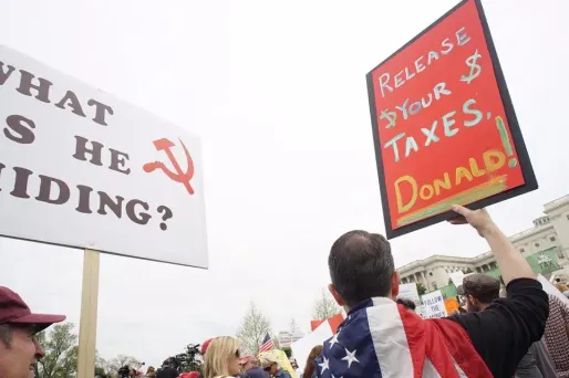 Des dizaines de milliers d'Américains ont manifesté samedi pour demander la publication des feuilles d'impôts de Trump.