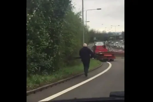 Le camion a commencé à rouler tout seul sur une bretelle d'accès de l'autoroute, son propriétaire essayant de le rattraper en courant.